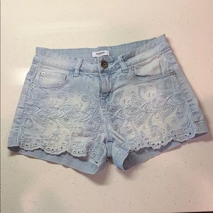 Kensie. Embroidered Jean Shorts. Stretchy. Size26.